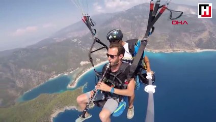 Yamaç paraşütü yaparken klarnet çaldı