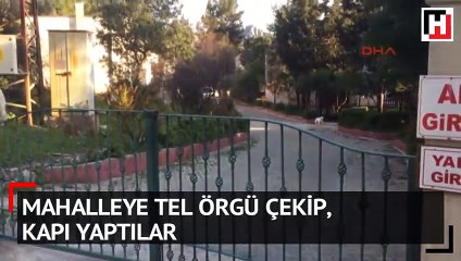 Yabancılar mahalleye girmesin diye tel örgü çekip, kapı yaptılar