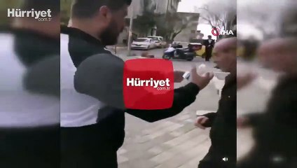 Yaşlı adamı zorla durdurdular, maske takıp başına kolonya döktüler