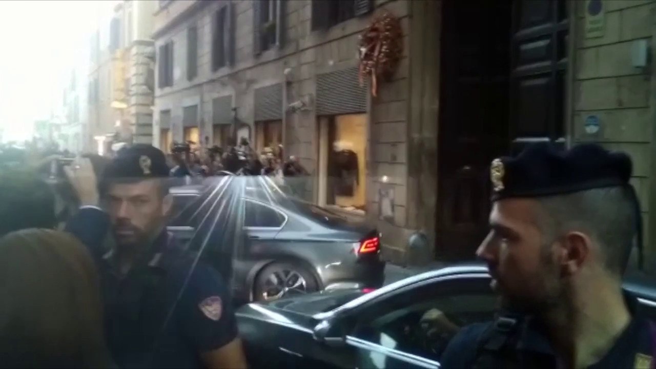 L'auto di Berlusconi lascia la sede di Fdi dopo l'incontro con Meloni
