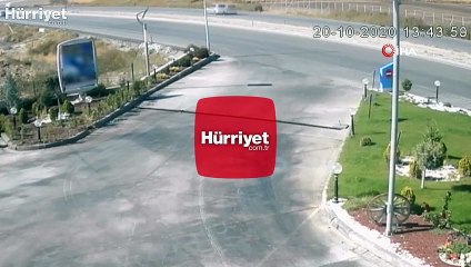 Kamyonetle çarpışan otomobil takla attı, kaza kameraya yansıdı