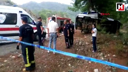 Kemer'de tur midibüsü devrildi, ölü ve yaralılar var