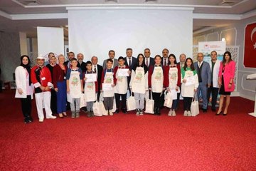 Öğrenciler gıda israfına dikkat çekmek için bayat ekmekten pizza yaptı