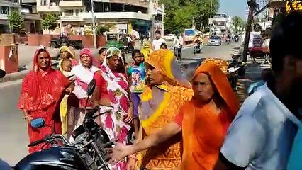 हैरिटेज निगम की महापौर के वार्ड में भी नहीं पहुंच रहे हूपर, गुस्साए लोगों ने फेंका कचरा