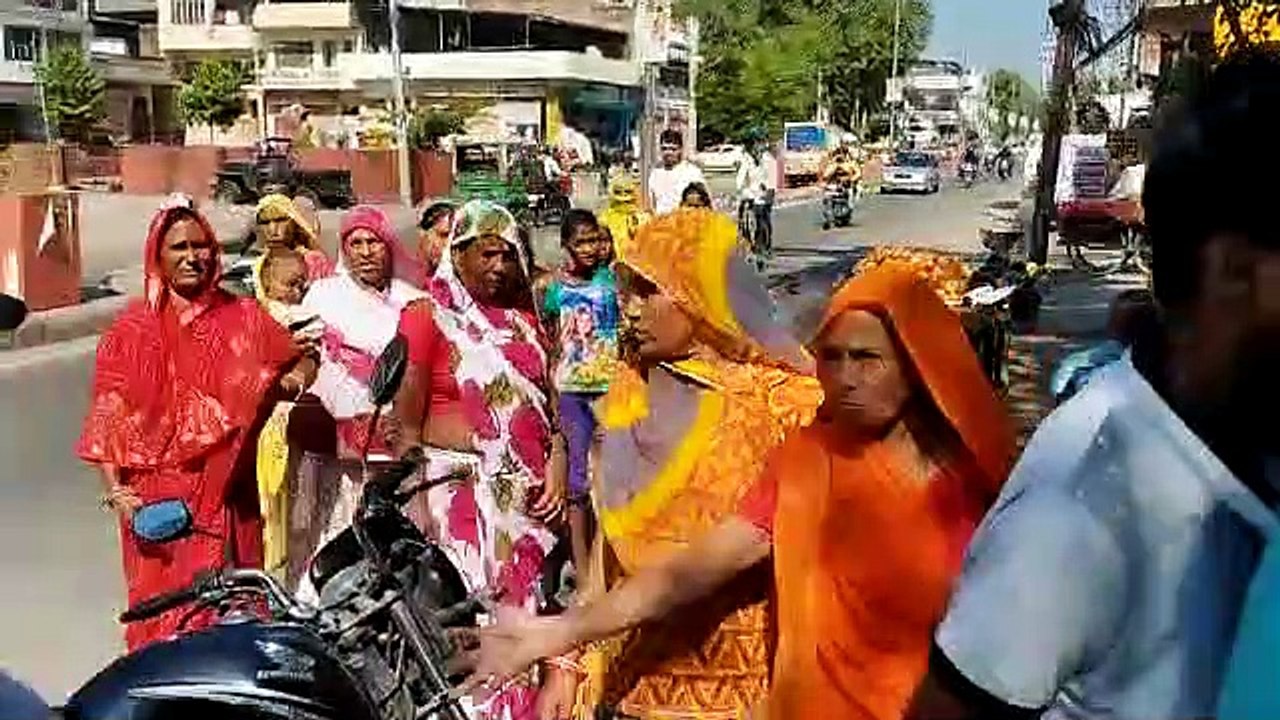 हैरिटेज निगम की महापौर के वार्ड में भी नहीं पहुंच रहे हूपर, गुस्साए लोगों ने फेंका कचरा