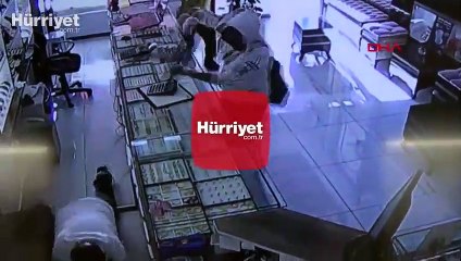 Kuyumcu, tüfekle soyguna gelen şüphelilerden birini bacağından vurdu