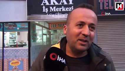Sahiplendiği kediyi sırt çantasında gezdiriyor.