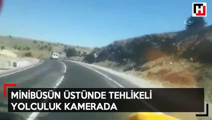 Bu minibüsün içi de üstü de dolu.