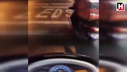 Motosikletli kurye müşterilere siparişleri tek teker üzerinde böyle götürdü
