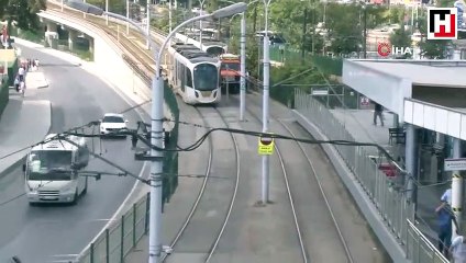 Zeytinburnu'nda tramvay raydan çıktı