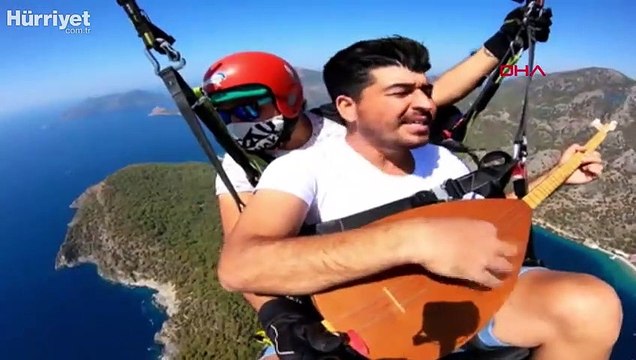 Yamaç paraşütüyle uçarken bağlamasıyla Neşet Ertaş'ın türküsünü söyledi