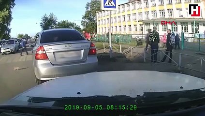 Yavru kediyi ezilmekten son anda kurtardı