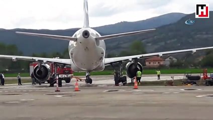 Tekerleği toprağa saplanan uçak 4 saatlik çalışmanın ardından kurtarıldı