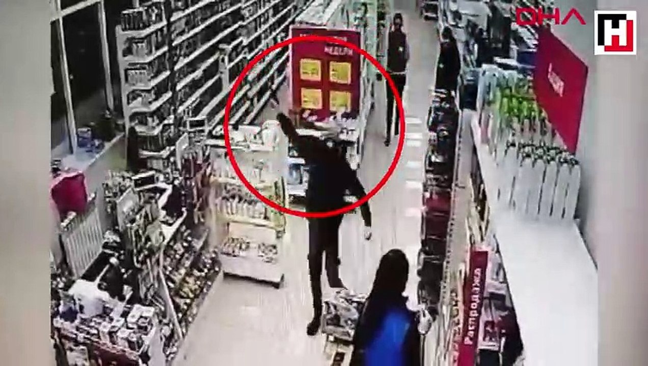 Rusya'da çocuk marketi soymaya çalıştı, kimse o...