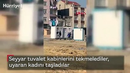 Seyyar tuvalet kabinlerini tekmelediler, uyaran kadını taşladılar