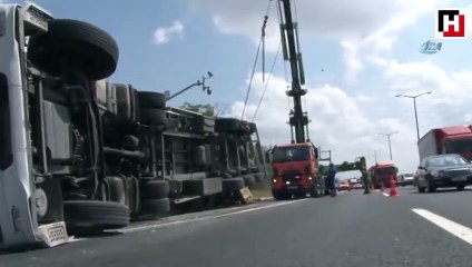 TEM'de devrilen tır trafiği kilitledi