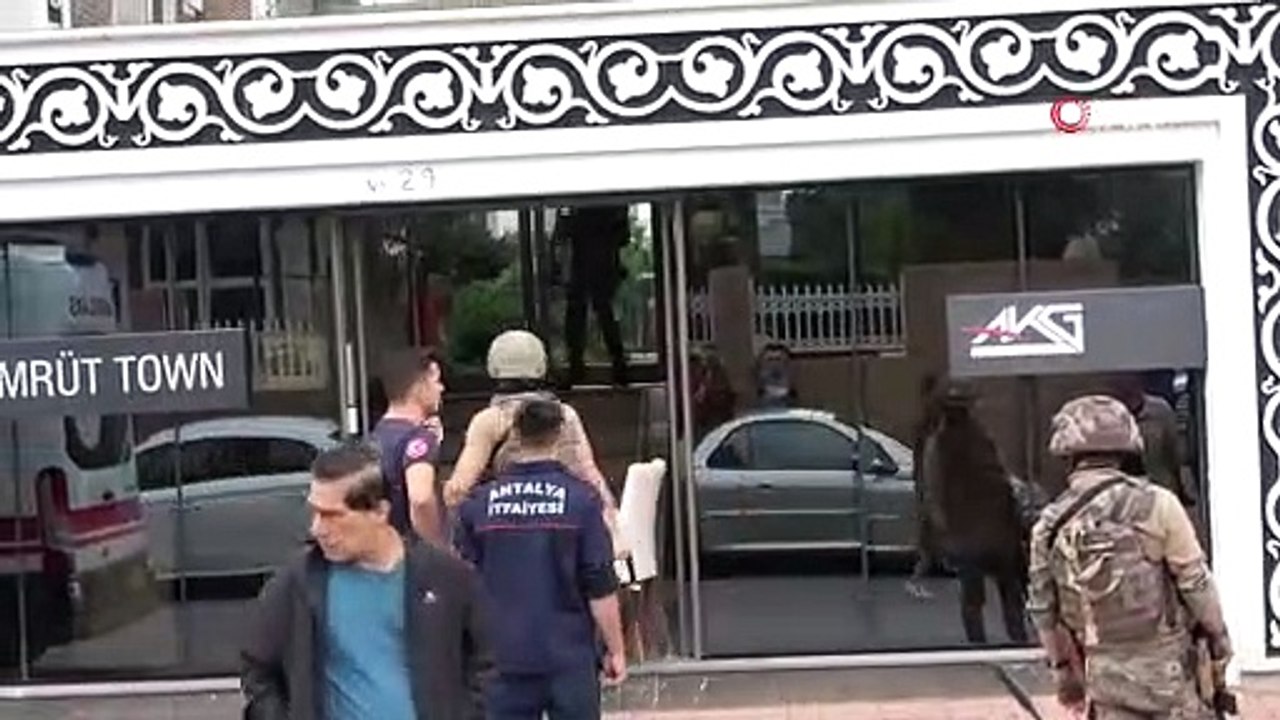 Balkonda annesini alıkoyan şahıs, herkese ecel terleri döktürdü