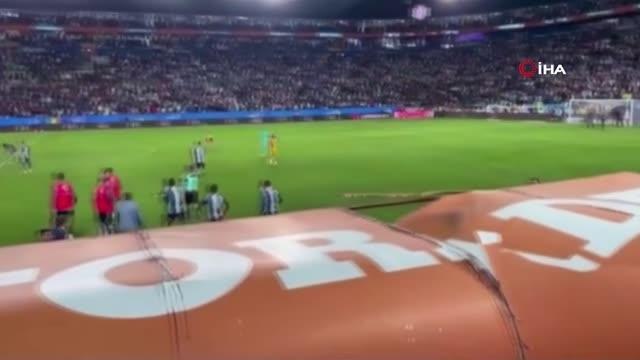 Meksika'da galibiyete sevinen taraftar tribünden yedek kulübesine atladı