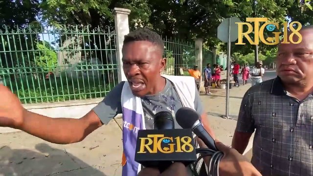 Premye minis Ariel Henry depoze yon jèb flè MUPANAH nan memwa anperè Jean-Jacques Dessalines.