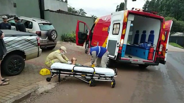 Ciclista sofre suspeita de fratura no tornozelo após colisão com motocicleta