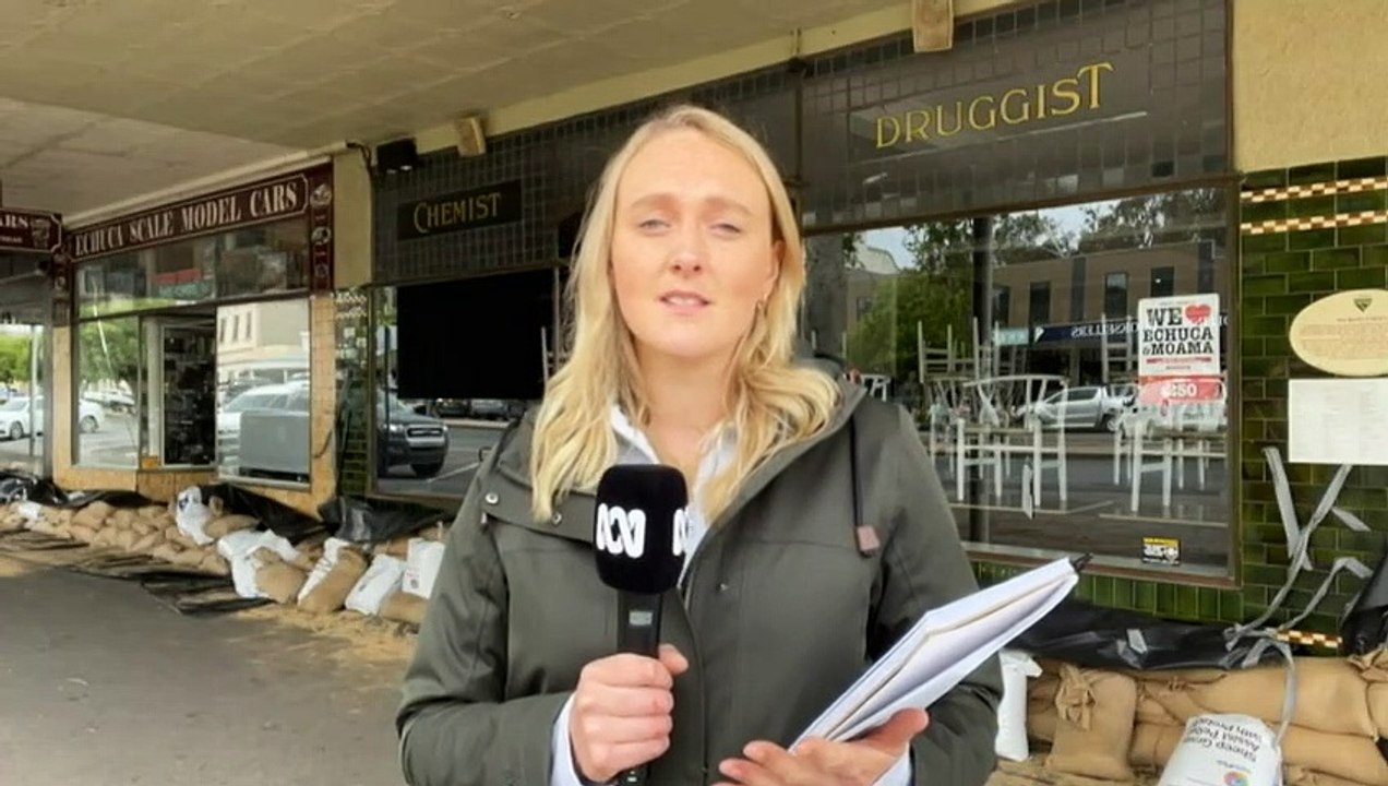 Victorian floods not over in town of Echuca, where 'daunting' wait for raging rivers to peak is far from over