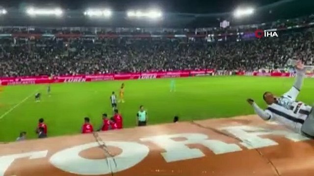 Galibiyete sevinen taraftar tribünden yedek kulübesine atladı