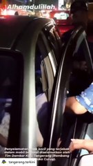 Anak umur 5 thn jatuh dari tangga dijahili anak laki2 ini