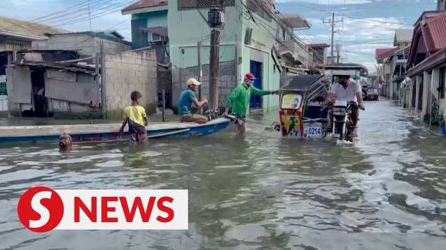 Elevated motorbike taxis help Philippine town navigate persistent floods