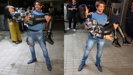 Karanvir Bohra ने Poonam Pandey को खुलेआम गोद में उठाकर घुमाया, Video Viral | *Entertainment