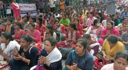 পুজো মিটলেও মিলল না নিয়োগপত্র, ফের অনশন-আন্দোলন টেট চাকরিপ্রার্থীরা | Oneindia Bengali