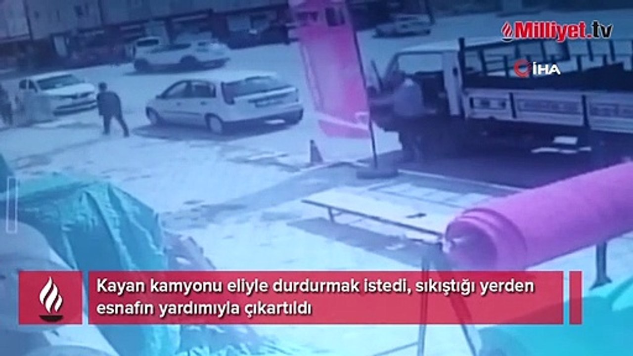 Kayan kamyonu eliyle durdurmak istedi, sıkıştığı yerden esnafın yardımıyla çıkartıldı