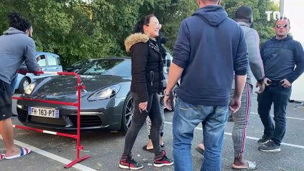 Pénurie d’essence :  La situation dégénère lorsque deux Porsche tentent de griller la file d'attente dans une station-service