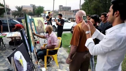عراقي يرسم بأطراف أصابعه ويبهر الجمهور