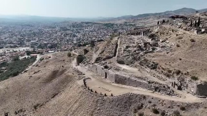 İzmir kültür sanat haberi | Bergama Antik Kenti'ndeki 2 bin yıllık eserlere usta dokunuşu