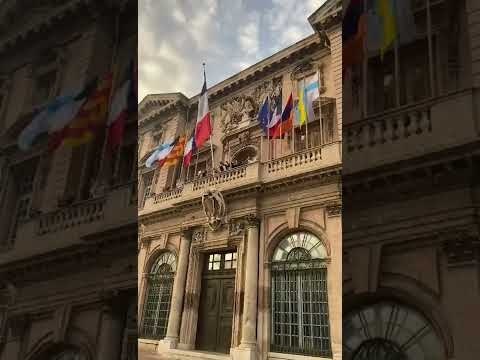 L'hôtel de ville de Marseille pavoisé aux couleurs de l'Arménie