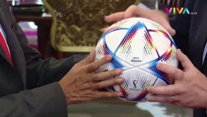 Senyum Sumingrah Jokowi Dapat Hadiah dari Presiden FIFA