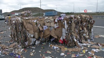 Otoyolda seyir halindeki tırdan yola atık malzemeler savruldu