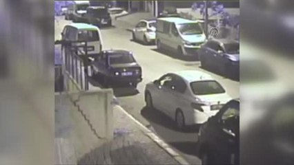 Ataşehir'de otomobil hırsızlık anı güvenlik kamerasına yansıdı