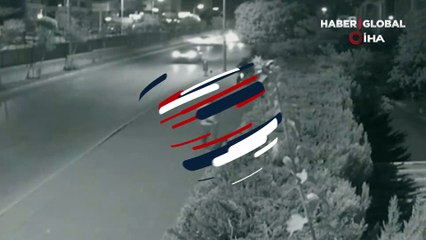 Başına geleceklerden habersiz kaldırımda yürüyordu, hayatının şokunu yaşadı! İşte o anlar