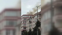 Güngören'de 5 katlı binanın çatısında çıkan yangın söndürüldü