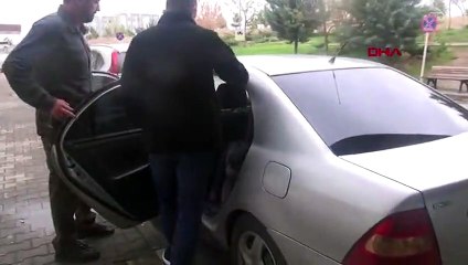 Eşini bıçaklayan erkek soru soran gazeteciyi de bıçaklamakla tehdit etti