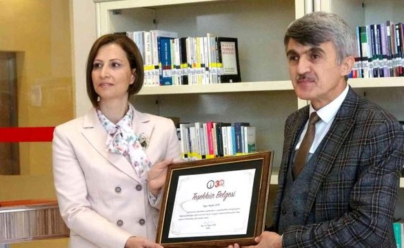 Eğitimci Neziha Çelik, DPÜ Şehit Astsubay Ömer Halisdemir Kütüphanesi'ne kitap bağışında bulundu