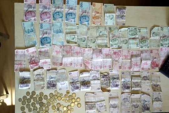 DİLENCİNİN ÜZERİNDEN 1555 TL ÇIKTI