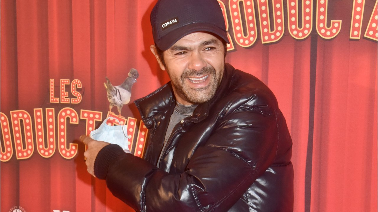 Voici - "On est solidaires" : Jamel Debbouze apporte son soutien aux grévistes de Total