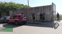 Nuovo crollo al cimitero di Napoli, bare sospese nel vuoto