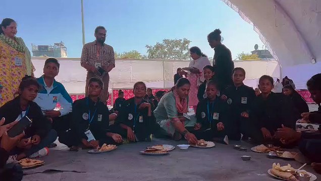 ग्रामीण ओलंपिक: डॉ कृष्णा पूनिया ने खिलाड़ियों को हाथों से खिलाया खाना, हौसला अफजाई की