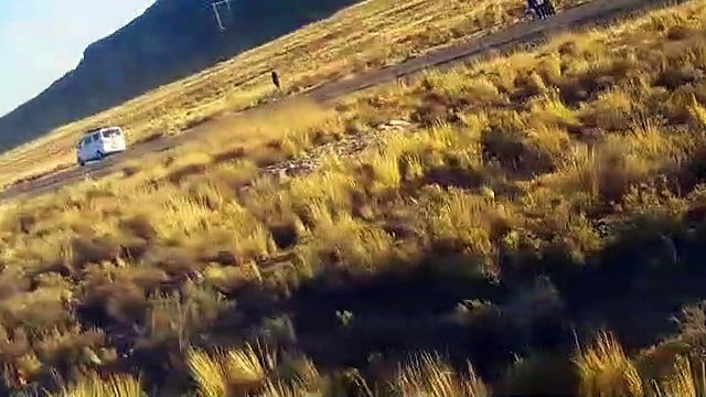 Choque entre un camión de gas y una cisterna deja heridos y varias garrafas en la carretera Oruro - Challapata