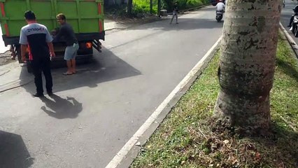 EVAKUASI TRUK PATAH AS RODA,DI DEREK DENGAN MITSUBISHI CANTER