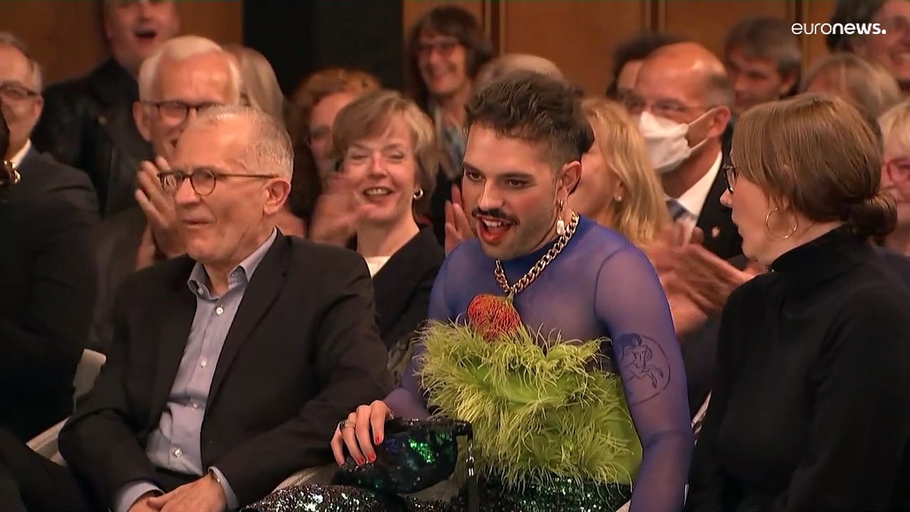 Rasur bei Preisverleihung: Kim de l'Horizon setzt ein Zeichen für Frauen im Iran