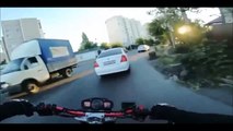 Ce motard fait une roue arrière et évite le pire de justesse